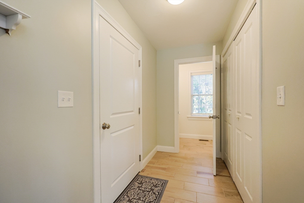 Seekonk, Massachusetts 02771, United States, 3 Bedrooms Bedrooms, ,4 BathroomsBathrooms,Residential,Pending,230861