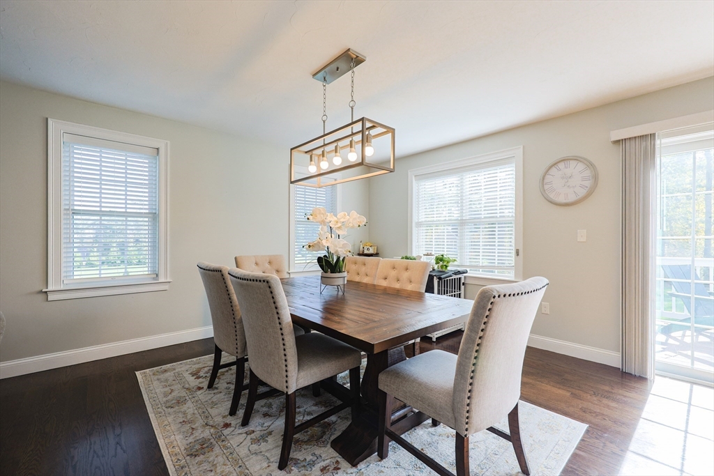 Seekonk, Massachusetts 02771, United States, 3 Bedrooms Bedrooms, ,4 BathroomsBathrooms,Residential,Pending,230861