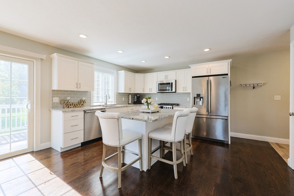 Seekonk, Massachusetts 02771, United States, 3 Bedrooms Bedrooms, ,4 BathroomsBathrooms,Residential,Pending,230861