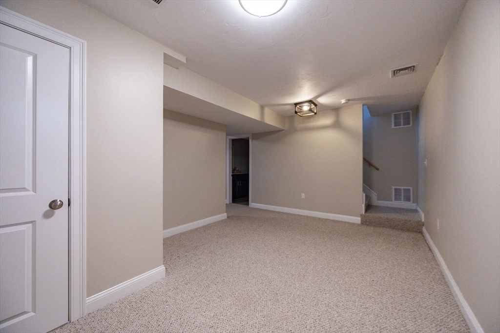 Seekonk, Massachusetts 02771, United States, 3 Bedrooms Bedrooms, ,4 BathroomsBathrooms,Residential,Pending,230861