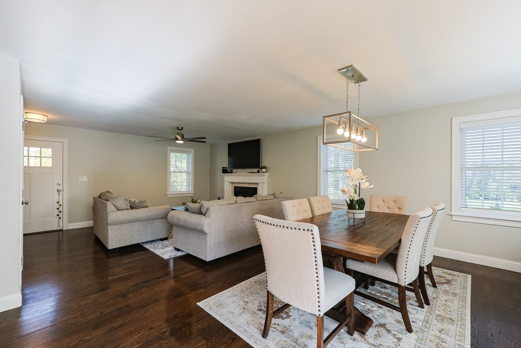 Seekonk, Massachusetts 02771, United States, 3 Bedrooms Bedrooms, ,4 BathroomsBathrooms,Residential,Pending,230861