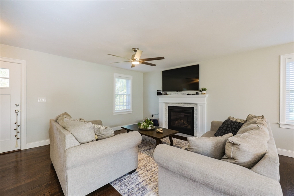 Seekonk, Massachusetts 02771, United States, 3 Bedrooms Bedrooms, ,4 BathroomsBathrooms,Residential,Pending,230861