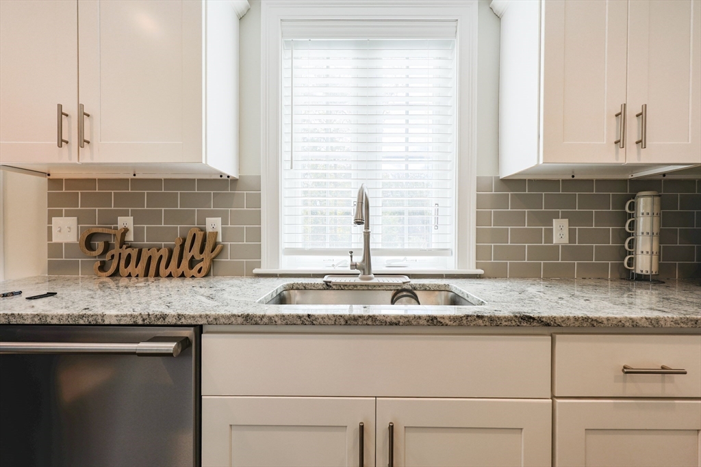 Seekonk, Massachusetts 02771, United States, 3 Bedrooms Bedrooms, ,4 BathroomsBathrooms,Residential,Pending,230861