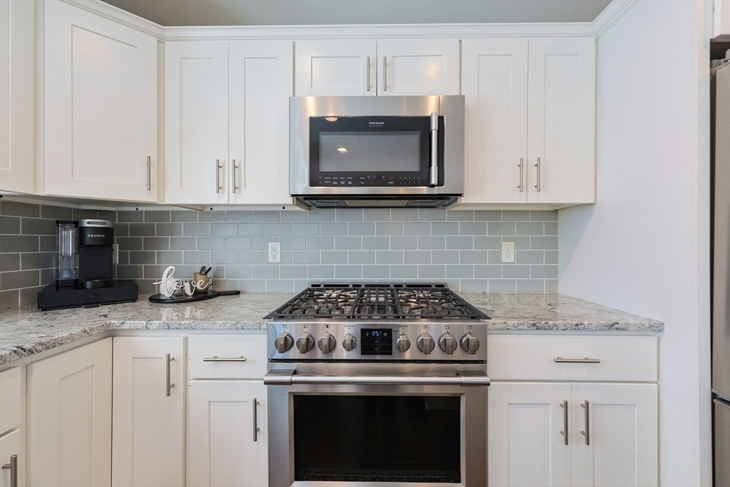 Seekonk, Massachusetts 02771, United States, 3 Bedrooms Bedrooms, ,4 BathroomsBathrooms,Residential,Pending,230861