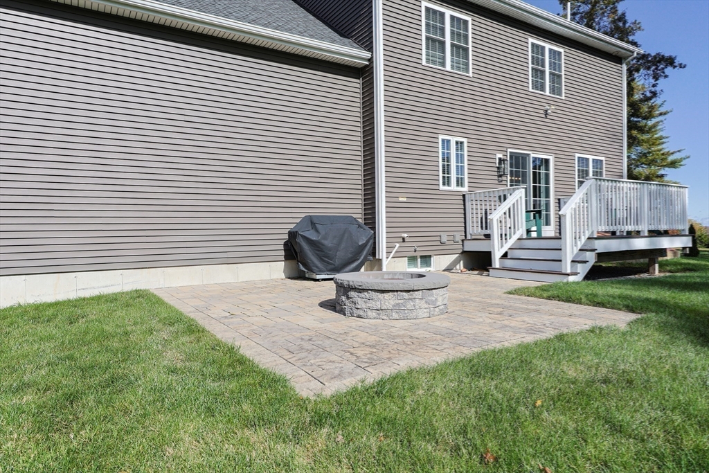 Seekonk, Massachusetts 02771, United States, 3 Bedrooms Bedrooms, ,4 BathroomsBathrooms,Residential,Pending,230861