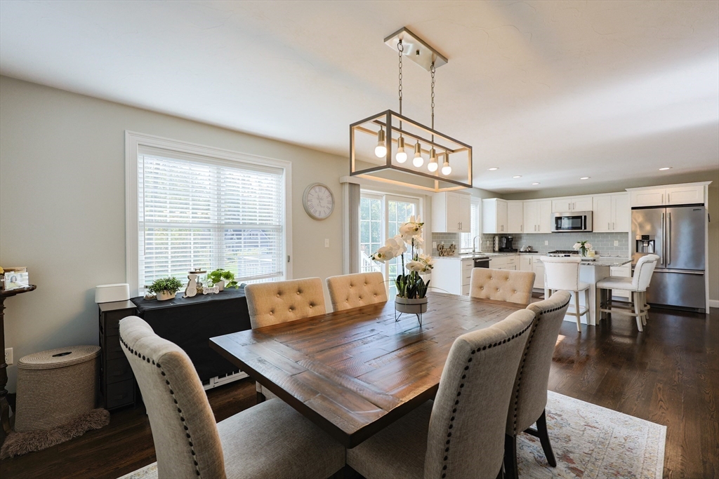 Seekonk, Massachusetts 02771, United States, 3 Bedrooms Bedrooms, ,4 BathroomsBathrooms,Residential,Pending,230861