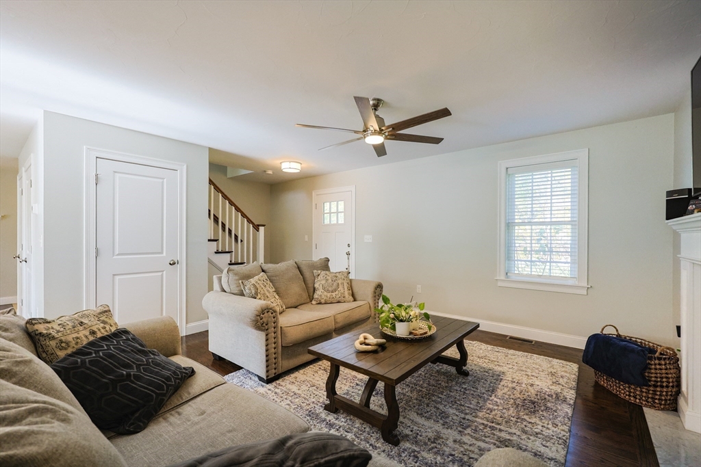 Seekonk, Massachusetts 02771, United States, 3 Bedrooms Bedrooms, ,4 BathroomsBathrooms,Residential,Pending,230861