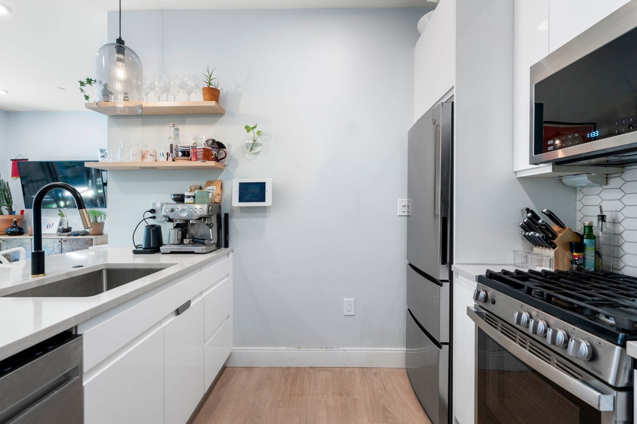 277 Border St 303