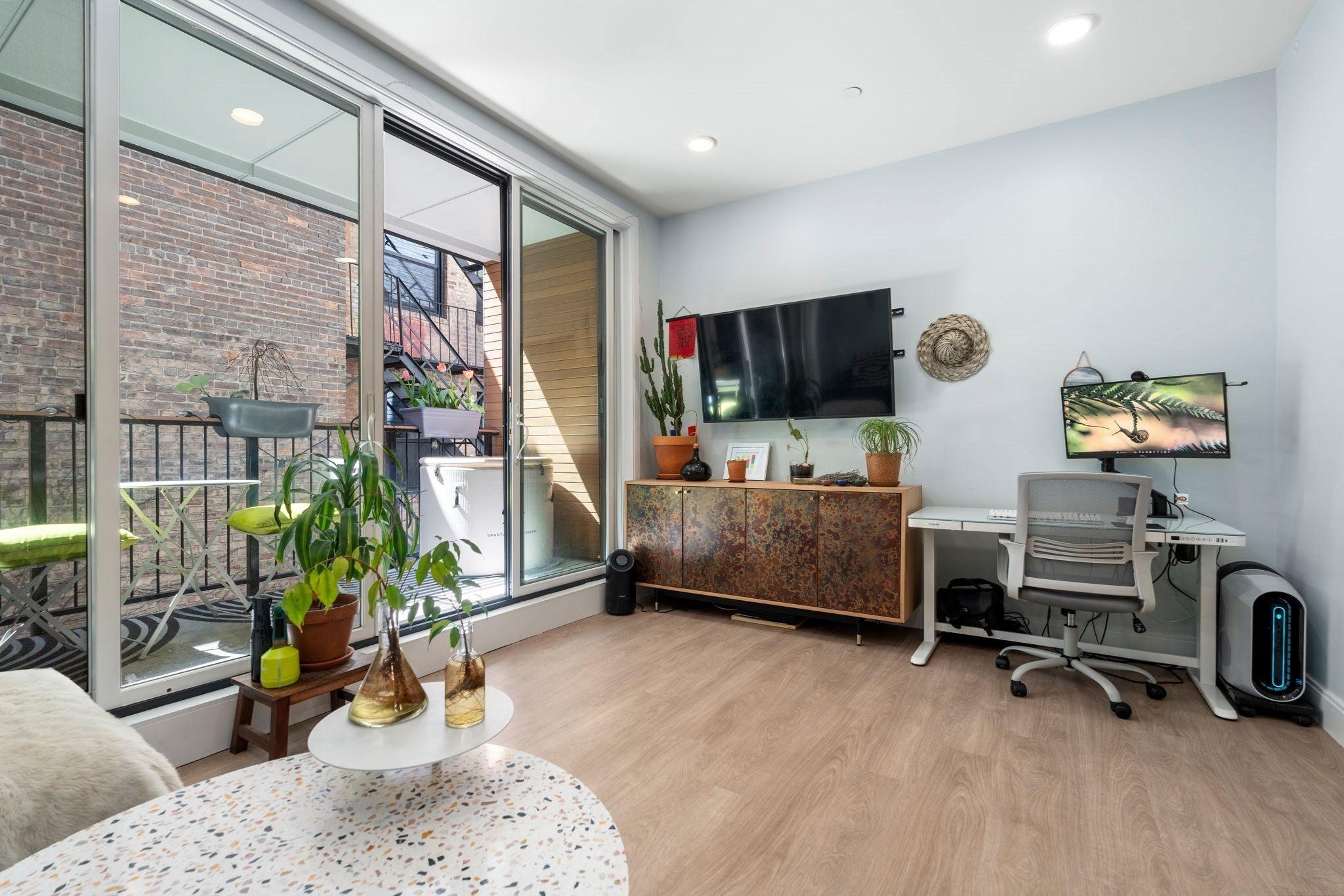 277 Border St 303