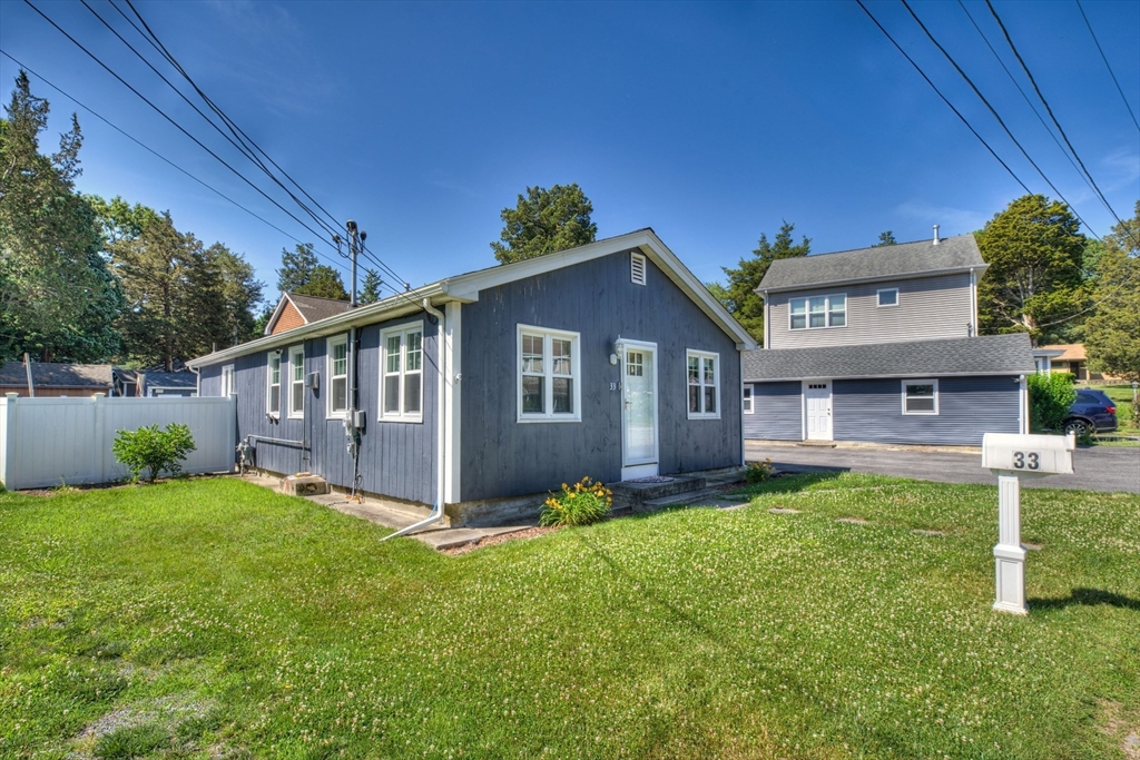 33 Spruce Ln