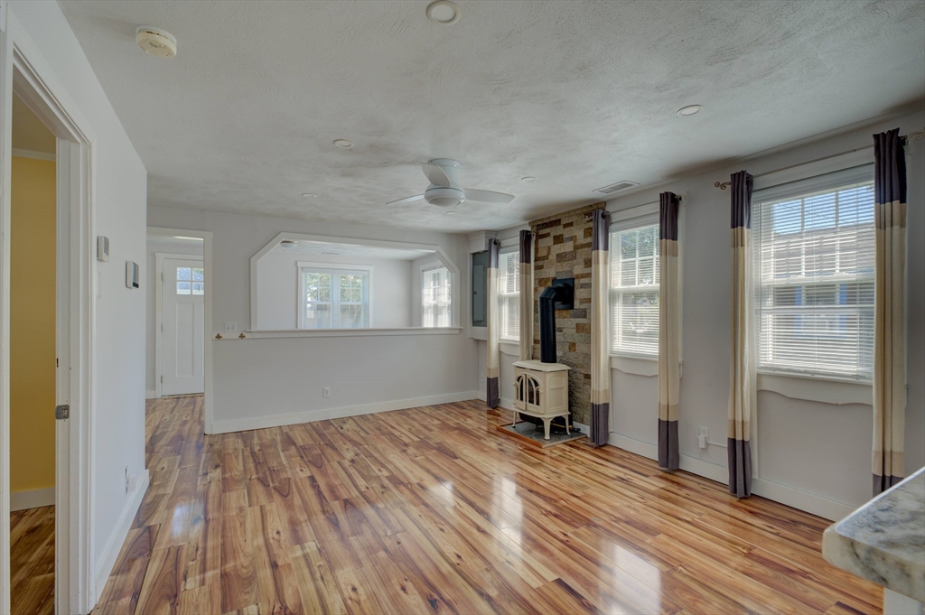 33 Spruce Ln