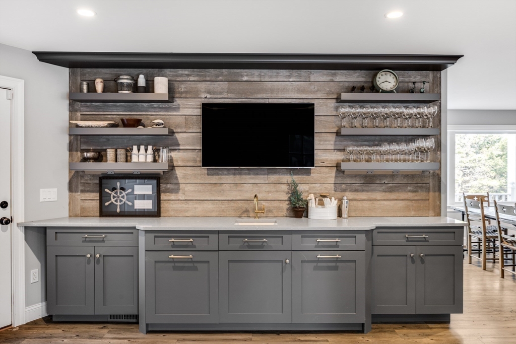 Orleans, Massachusetts 02653, United States, 6 Bedrooms Bedrooms, ,7 BathroomsBathrooms,Residential,Active,100580