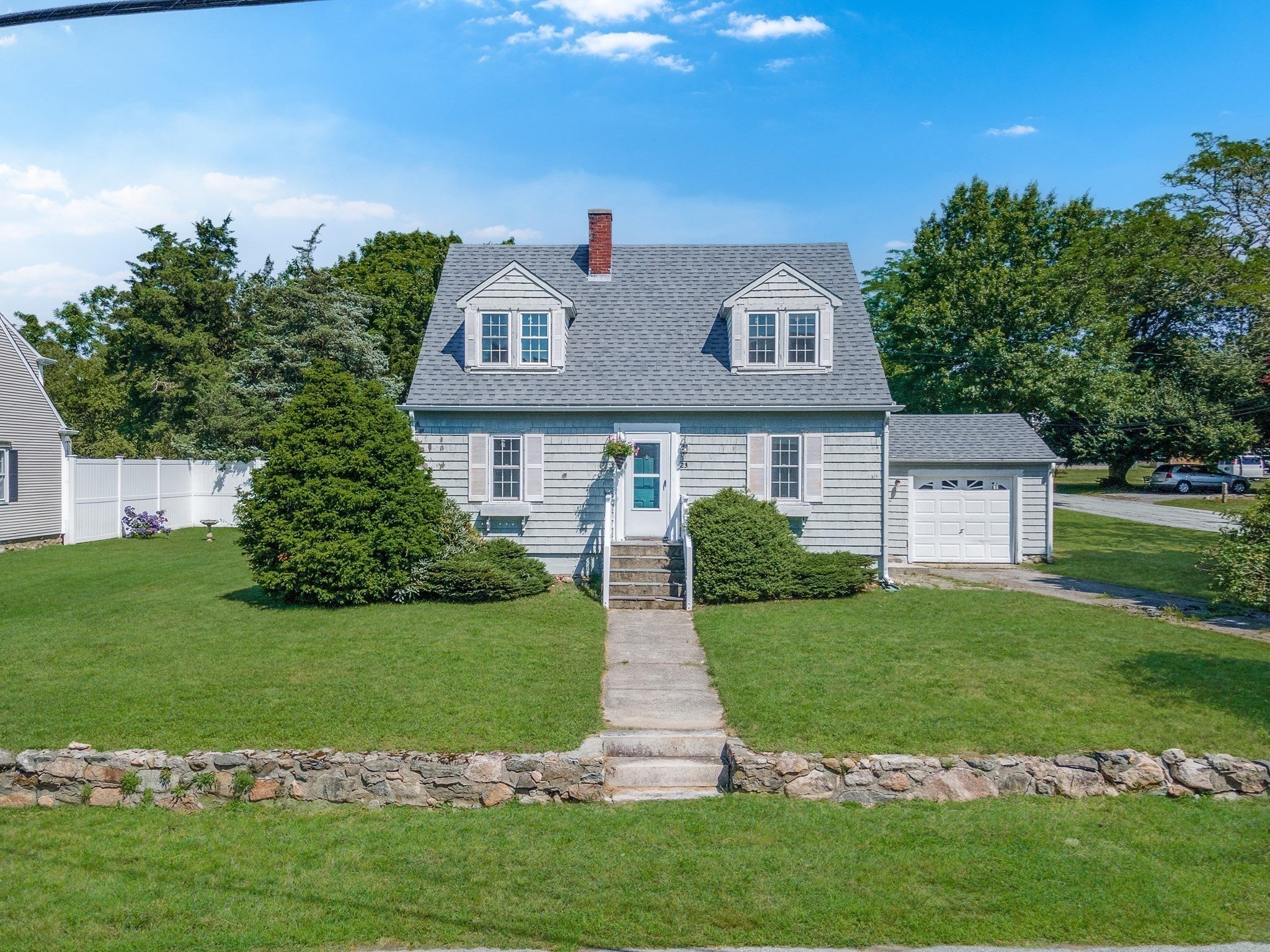 23 Hammond St, Mattapoisett MA 02739