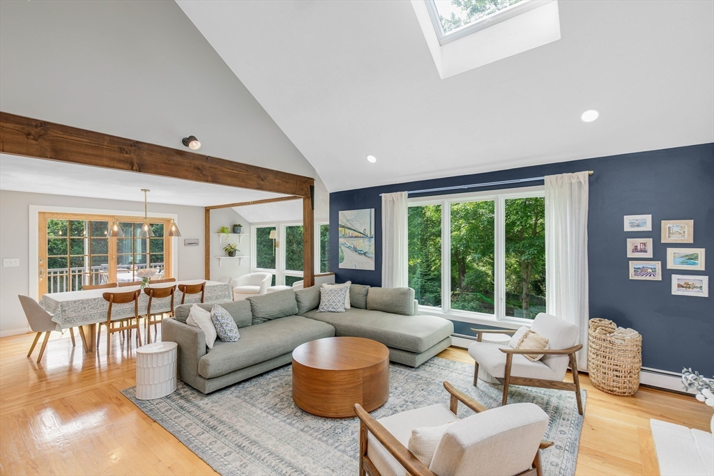 8 Middlebury Ln