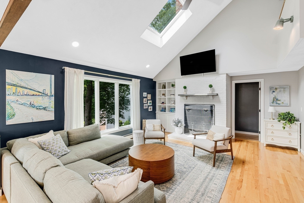 8 Middlebury Ln