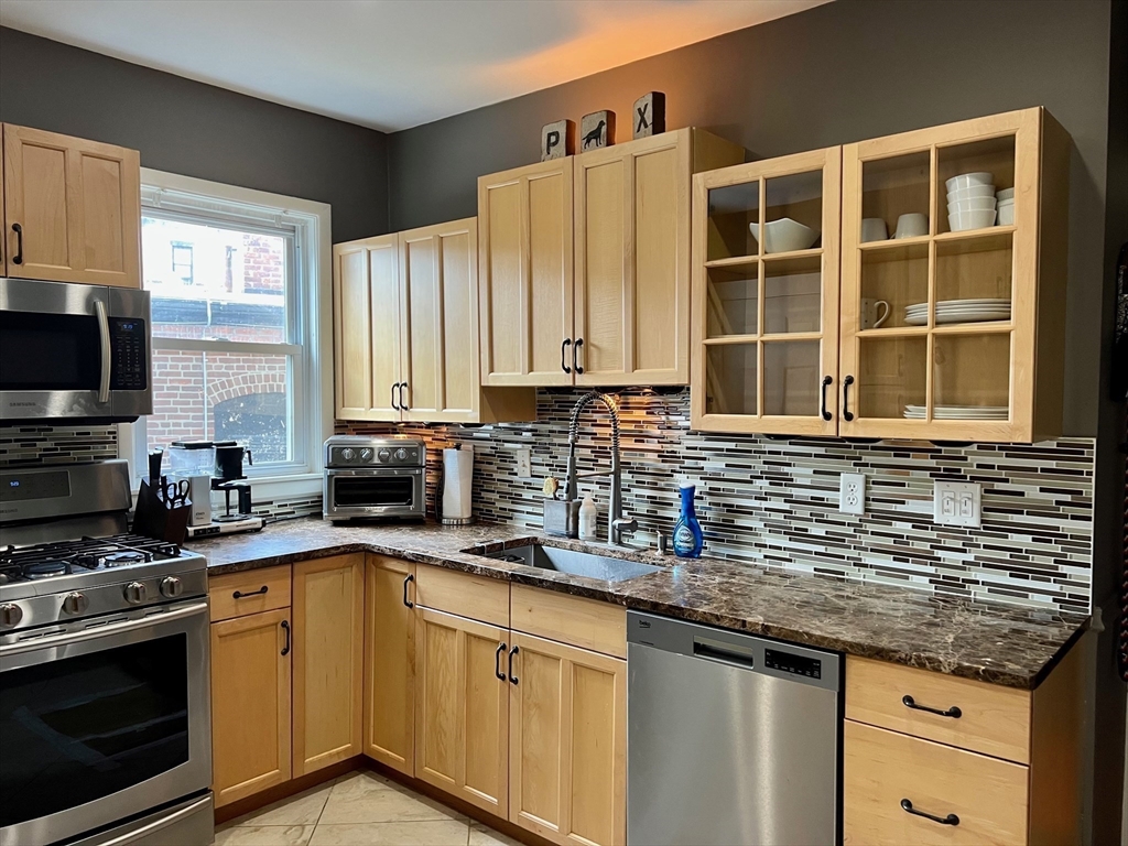 72 Bakersfield St 1
