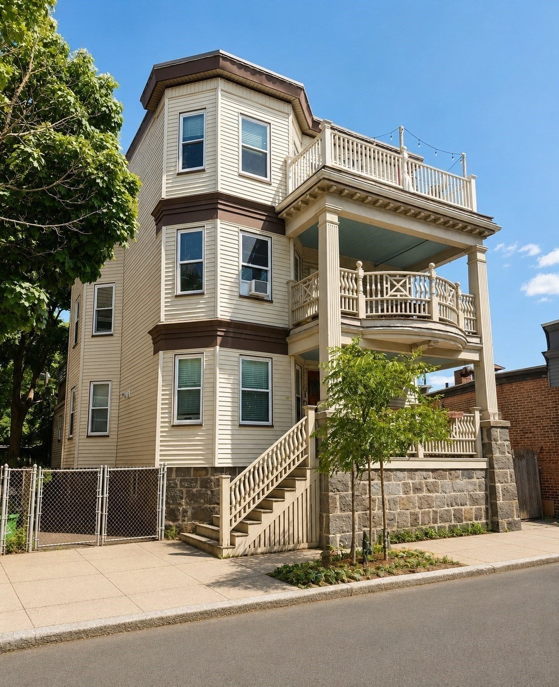 72 Bakersfield St