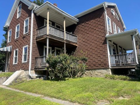 4 Laprise Ct Dudley MA 01571