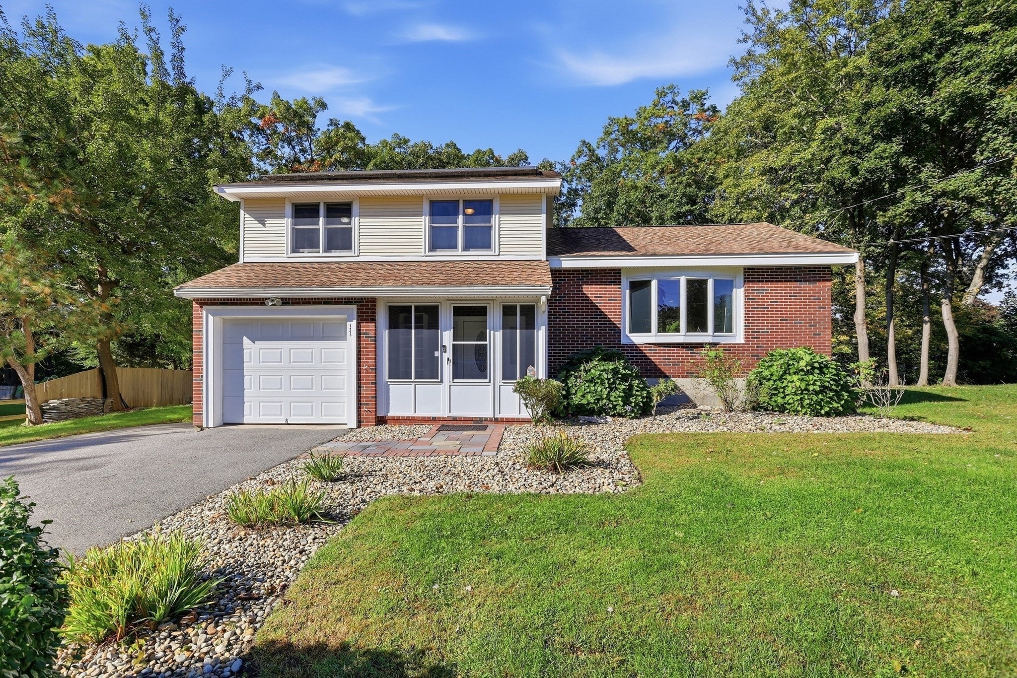 Click for 123 Lincoln Pkwy, Lowell, MA slideshow