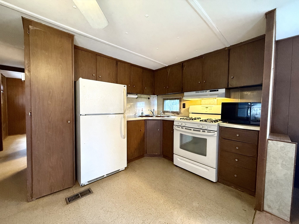8 Lark Dr