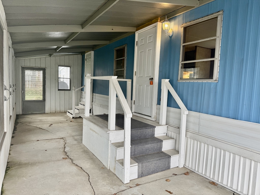 8 Lark Dr