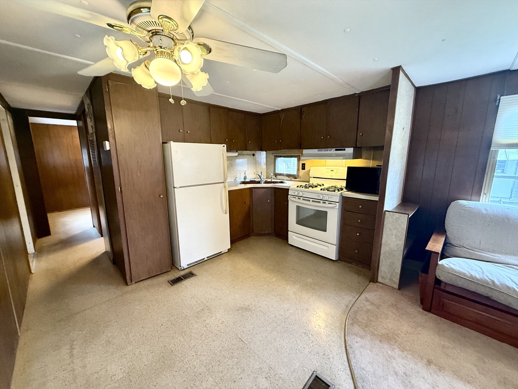 8 Lark Dr