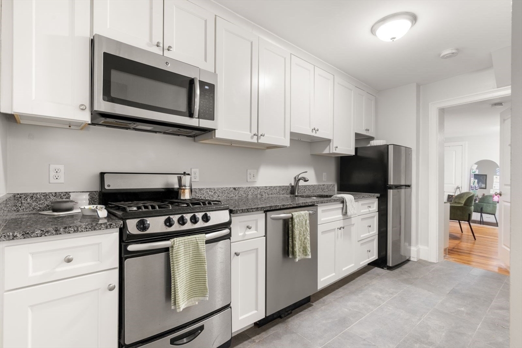 Click for 62 West Cedar St #G, Boston, MA slideshow