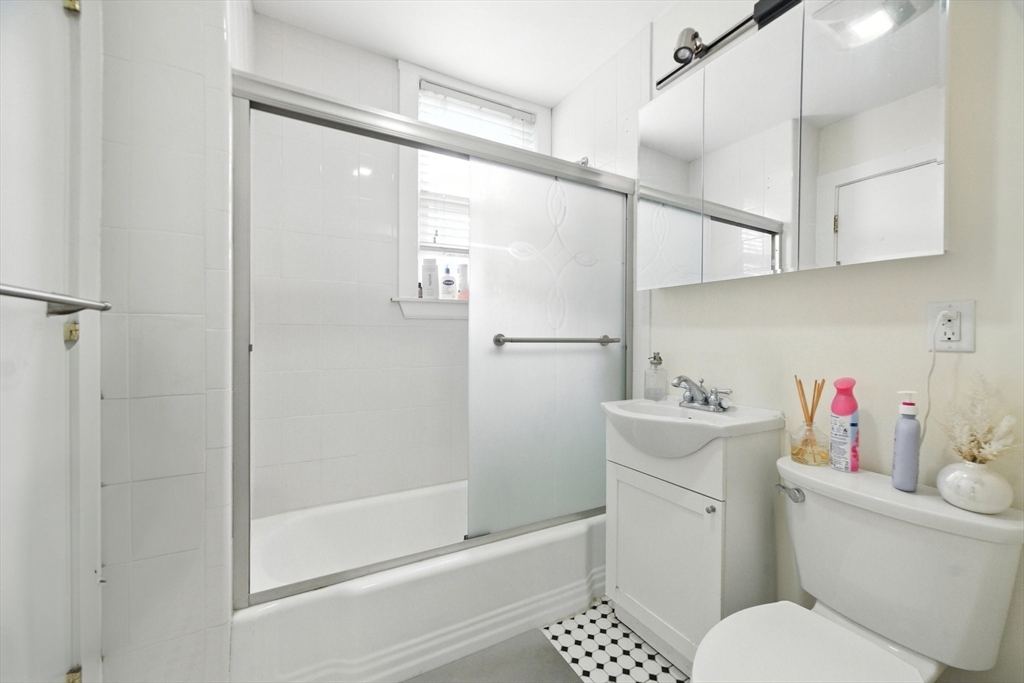 Cambridge, Massachusetts 02138, United States, 5 Bedrooms Bedrooms, ,3 BathroomsBathrooms,Residential,Active,203673