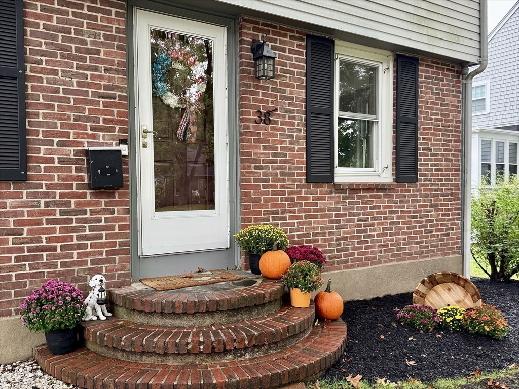 38 Lantern Ln