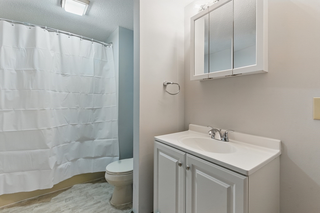 Warren, Massachusetts 01083, United States, 1 Bedroom Bedrooms, ,1 BathroomBathrooms,Residential,Active,98308