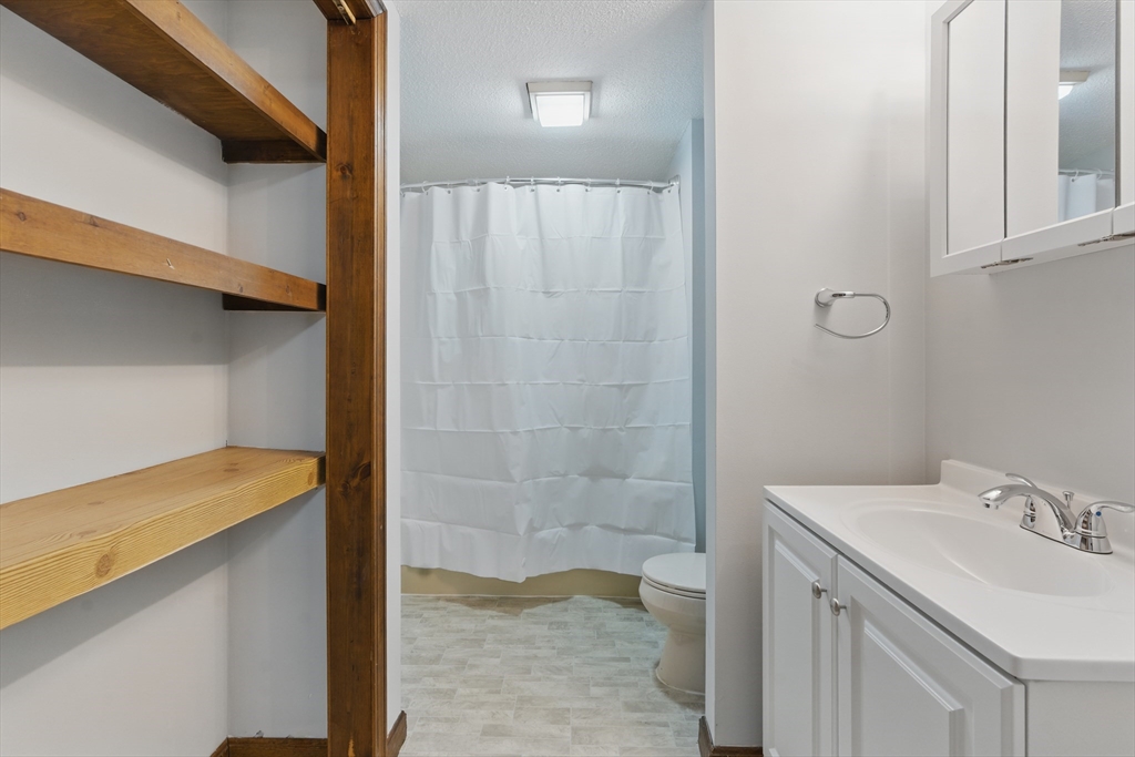 Warren, Massachusetts 01083, United States, 1 Bedroom Bedrooms, ,1 BathroomBathrooms,Residential,Active,98308