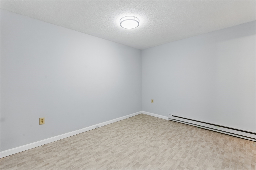 Warren, Massachusetts 01083, United States, 1 Bedroom Bedrooms, ,1 BathroomBathrooms,Residential,Active,98308