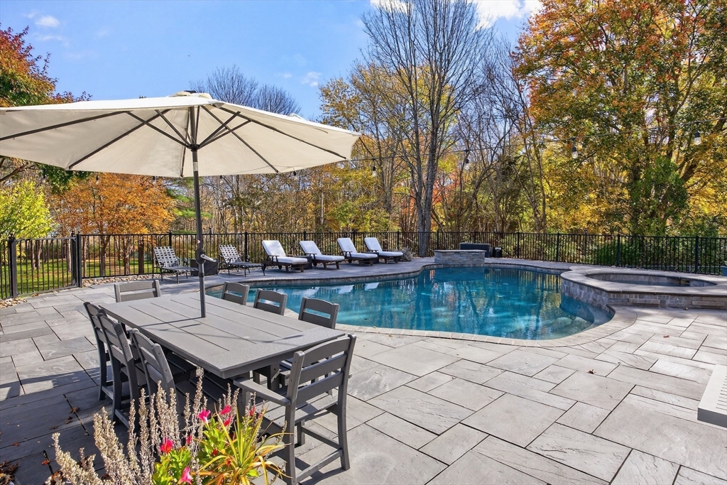 Duxbury, Massachusetts 02332, United States, 5 Bedrooms Bedrooms, ,6 BathroomsBathrooms,Residential,Active,234771