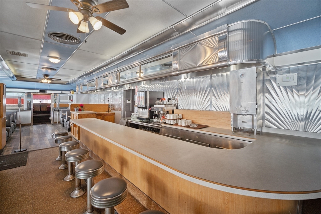 Chicopee, Massachusetts 01020, United States, ,2 BathroomsBathrooms,Commercial,Active,264