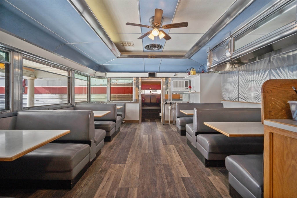 Chicopee, Massachusetts 01020, United States, ,2 BathroomsBathrooms,Commercial,Active,264