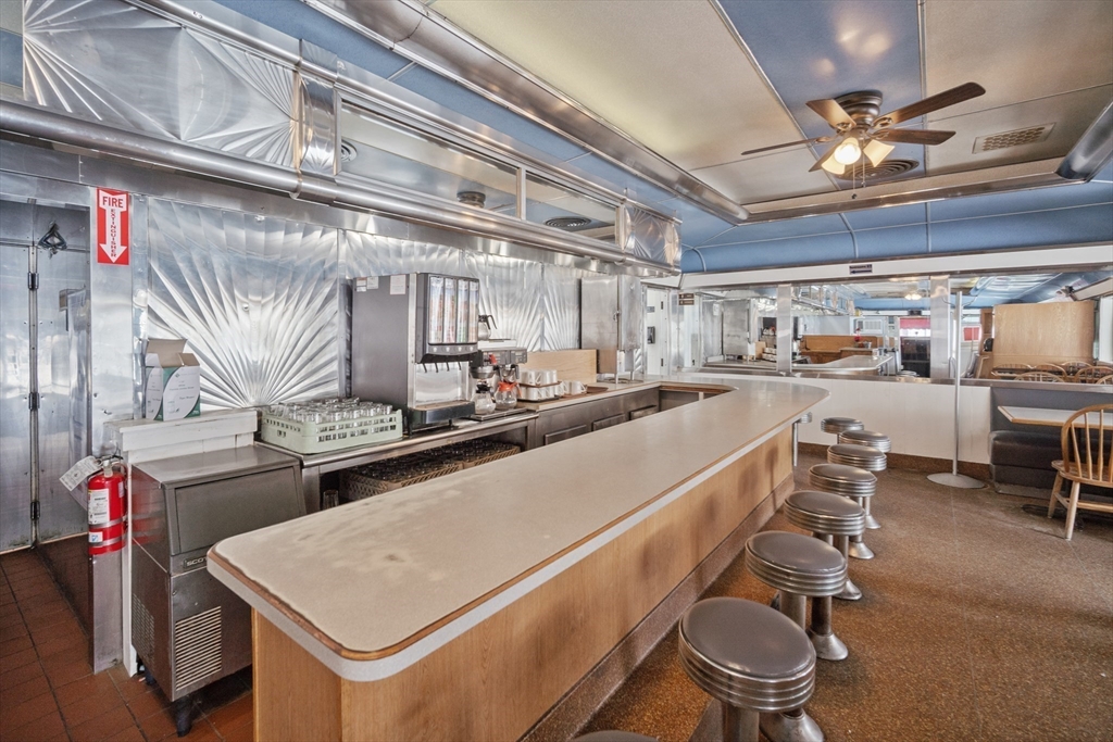 Chicopee, Massachusetts 01020, United States, ,2 BathroomsBathrooms,Commercial,Active,264