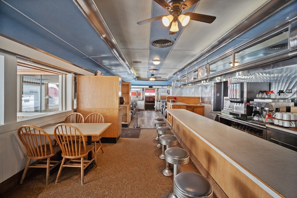 Chicopee, Massachusetts 01020, United States, ,2 BathroomsBathrooms,Commercial,Active,264