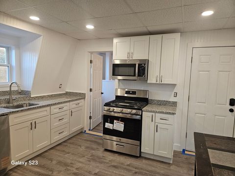 Photo of 162 Prospect St #3rd Floor, Lawrence, MA 01841 (MLS # 73475247)