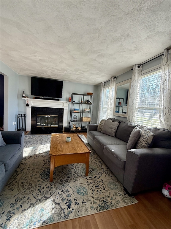 North Attleboro, Massachusetts 02760, United States, 3 Bedrooms Bedrooms, ,2 BathroomsBathrooms,Residential,Active,250765