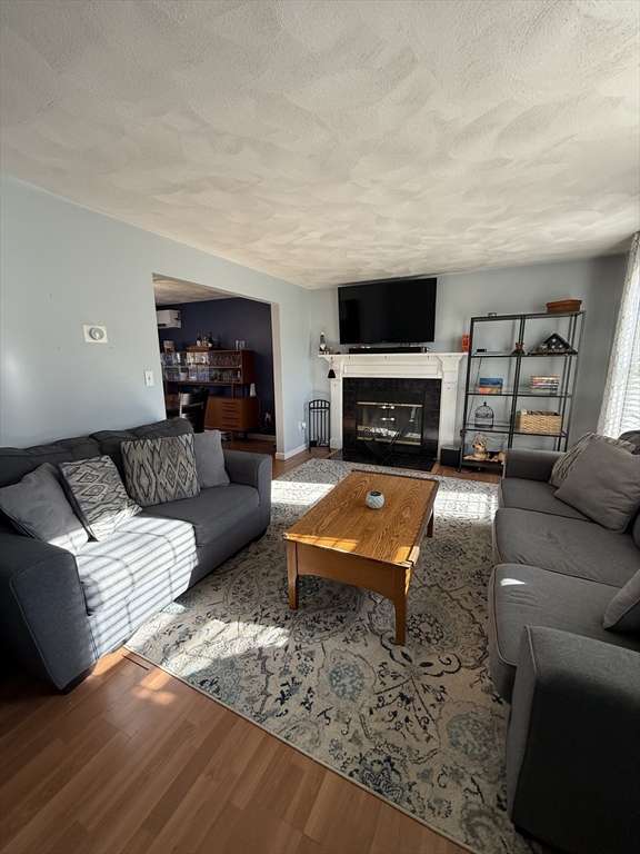 North Attleboro, Massachusetts 02760, United States, 3 Bedrooms Bedrooms, ,2 BathroomsBathrooms,Residential,Active,250765