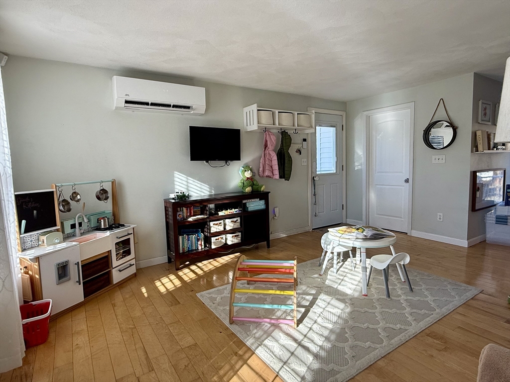 North Attleboro, Massachusetts 02760, United States, 3 Bedrooms Bedrooms, ,2 BathroomsBathrooms,Residential,Active,250765