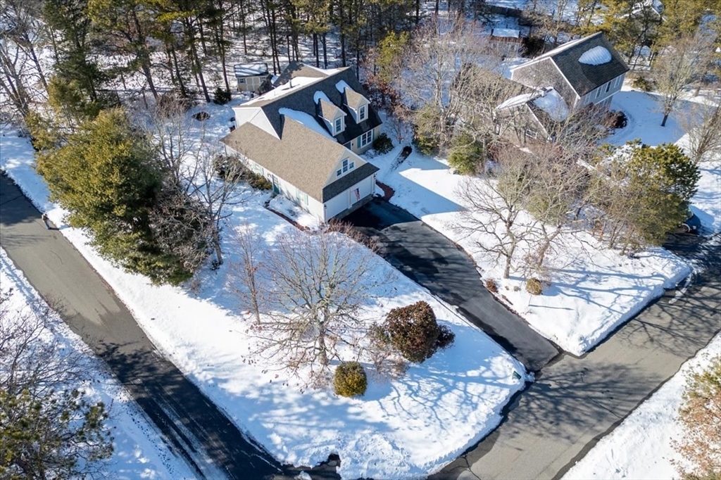 12 Quashnet Woods Dr