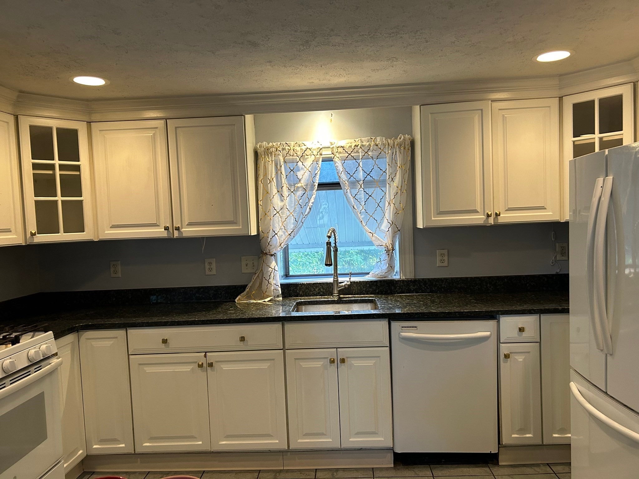 27 Hilltop St, West Springfield, MA Photo #6