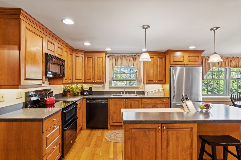 53 Woodbury Ln