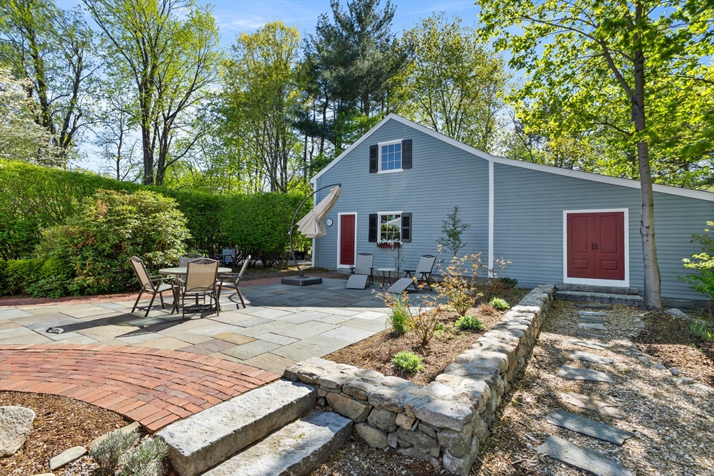 53 Woodbury Ln
