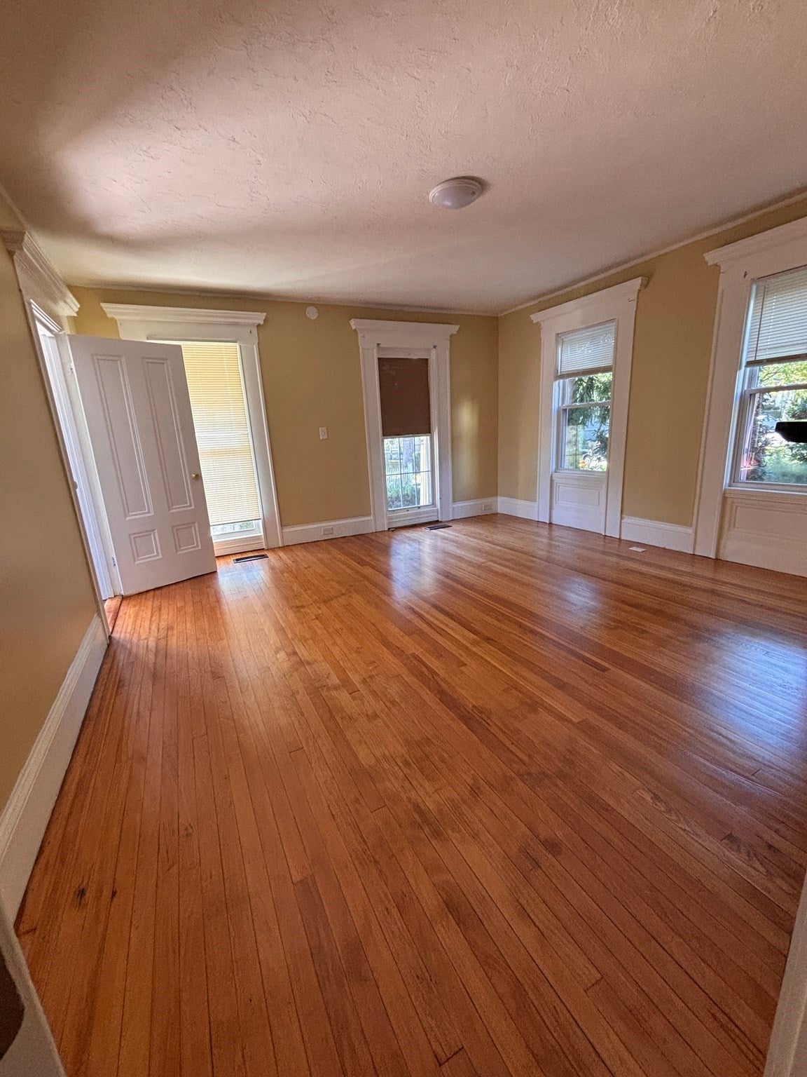 4 Crown St #1, Worcester, MA Photo #4
