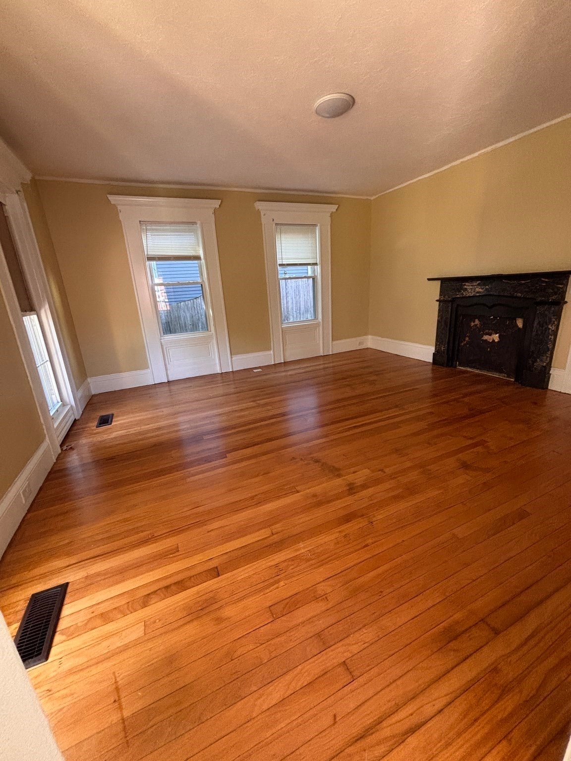 4 Crown St #1, Worcester, MA Photo #2