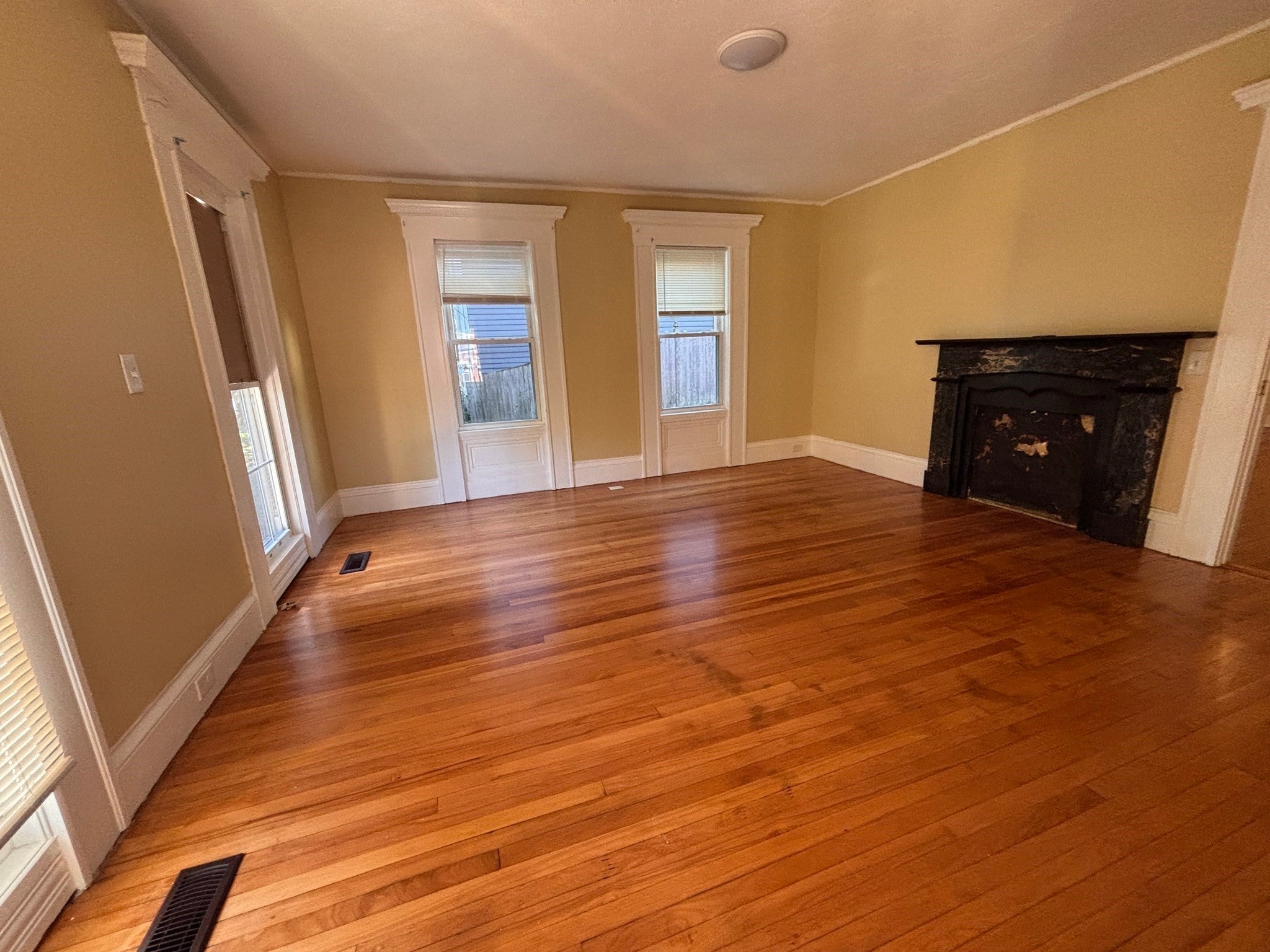 4 Crown St #1, Worcester, MA Photo #3