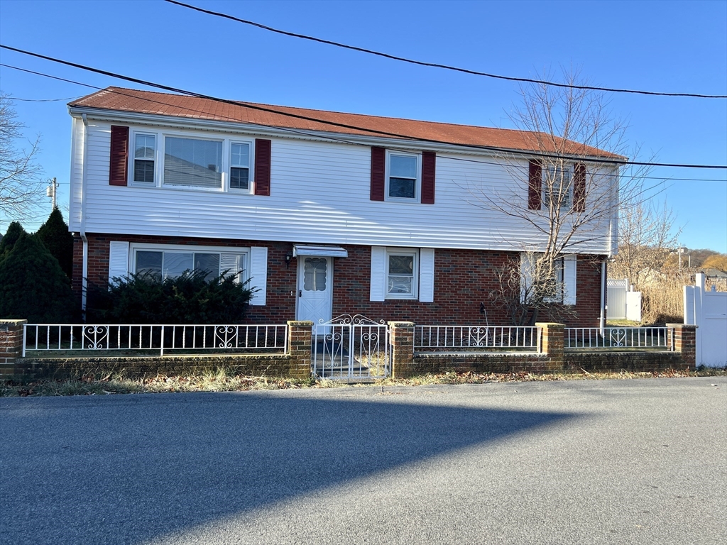 Click for 21 Harlow St, Saugus, MA slideshow