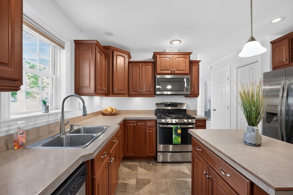 2 Leslie Court, Rockland, MA Photo #17